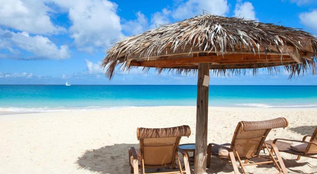 Azura Hotel, Top Khách Sạn 3 Sao Nha Trang Gần Biển, Azura Hotel Với Phòng Sạch Sẽ & Wifi Miễn Phí