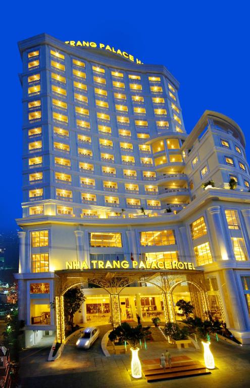 Top Khách Sạn View Biển Nha Trang: Nha Trang Palace Hotel Với Hồ Bơi Rooftop Lung Linh