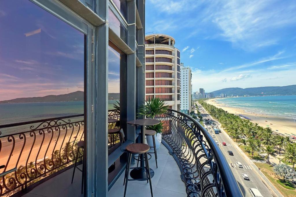 Holiday Beach Hotel Đà Nẵng, khách sạn sang trọng với hồ bơi tầng thượng view biển Mỹ Khê