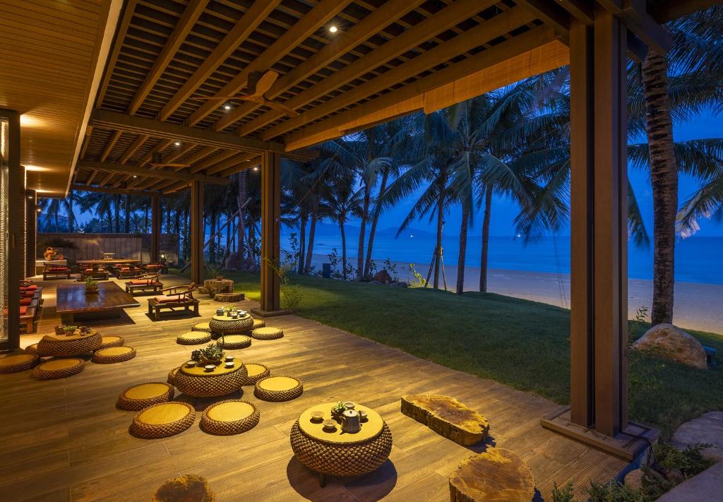 Maha Mangala Hotel, khách sạn sang trọng với không gian xanh mát giữa lòng thành phố biển