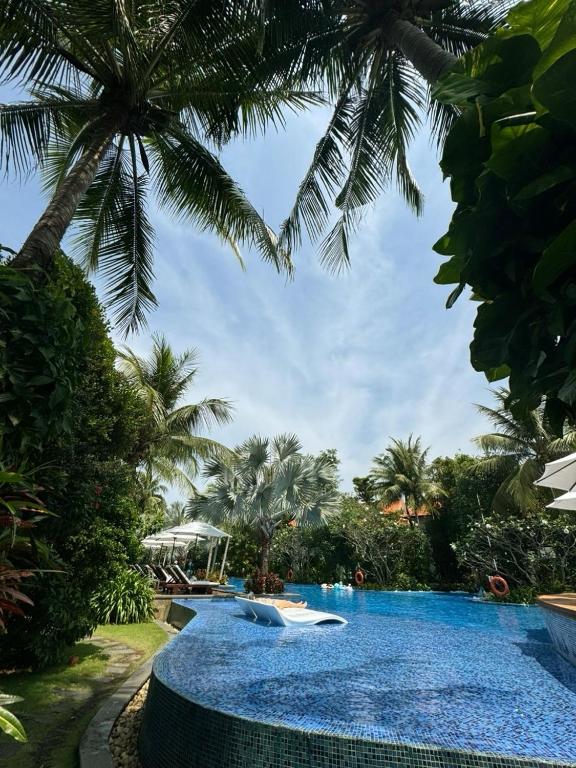 Villa Đà Nẵng gần biển, biệt thự sang trọng với sân hiên thoáng mát và kiến trúc hiện đại