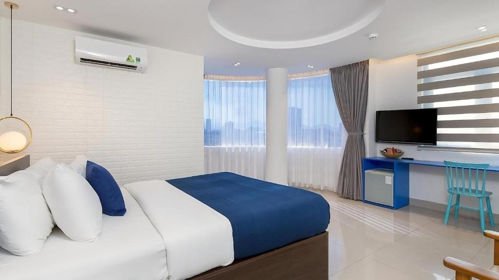 Lucia Beach Hotel Đà Nẵng, kỳ nghỉ đáng nhớ gần cầu khóa Tình yêu
