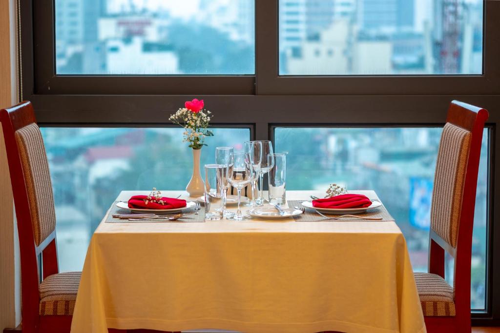Hanoi Larosa Hotel, Khách Sạn Trung Tâm Hà Nội Gần Hồ Hoàn Kiếm, Văn Miếu, Phòng Nghỉ Tiện Nghi, Bữa Sáng Miễn Phí