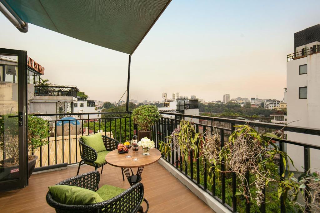 Tunger Premium Hotel – Khách Sạn Đỏ Rượu Vang Sang Trọng, Đẹp Nhất Gần Nhà Hát Múa Rối Thăng Long