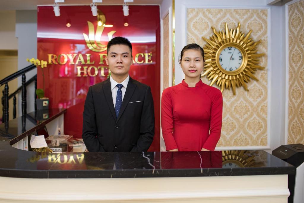 Review Royal Đỏ Tống Duy Tân 2025: Ở Một Đêm Là Nghiện Sang, Muốn Làm Vua Không Muốn Checkout