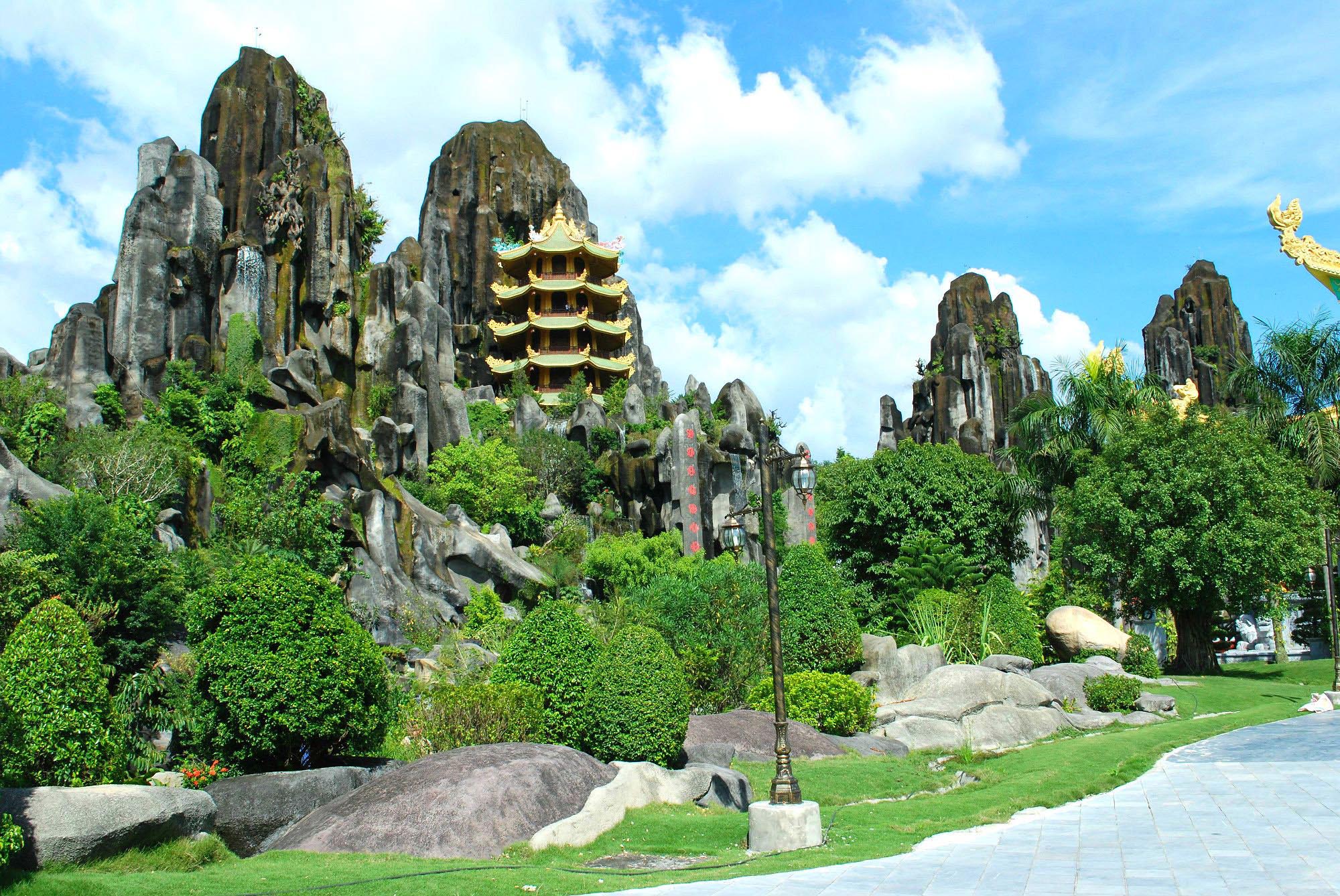 Tour Mùa Xuân Miền Trung Siêu Chill, 4N3Đ Đà Nẵng Mikazuki công viên nước + Bà Nà "Làng Pháp" + Huế cổ kính + Hội An đèn lồng, Khởi đầu năm mới thư thái từ Sài Gòn